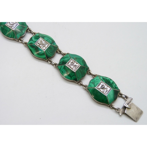 7047 - A white metal Scottish bracelet set with malachite, 35g, 17.3cm