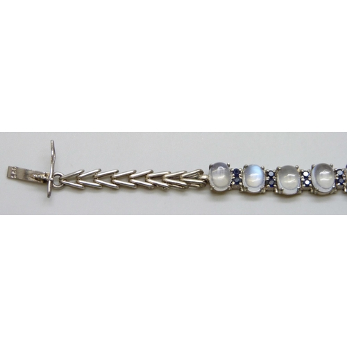 7048 - A silver bracelet set with moonstones and sapphires, 11g, 16cm