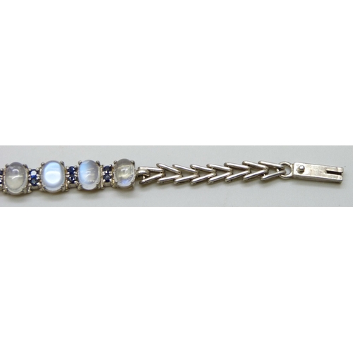 7048 - A silver bracelet set with moonstones and sapphires, 11g, 16cm