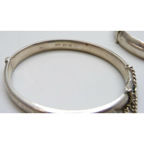 7051B - Two silver bangles, 31g