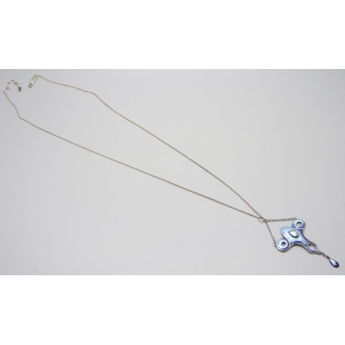 7051E - A white metal and enamel Arts and Crafts drop pendant set with a pearl, 5.5cm pendant, 7.4cm includi... 