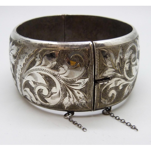 7051F - A heavy silver bangle, 3.2cm wide, 66g