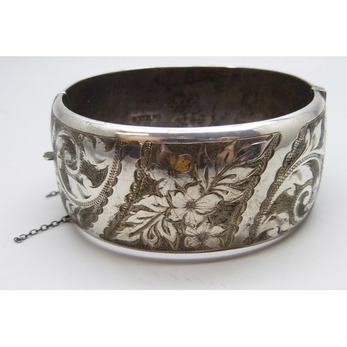 7051F - A heavy silver bangle, 3.2cm wide, 66g