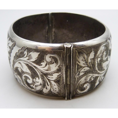 7051F - A heavy silver bangle, 3.2cm wide, 66g