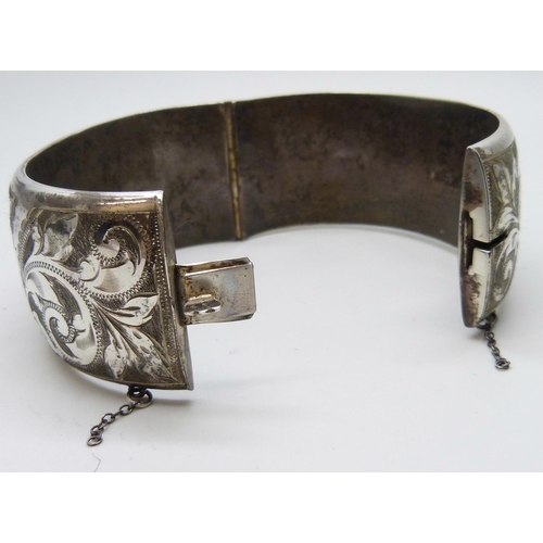 7051F - A heavy silver bangle, 3.2cm wide, 66g