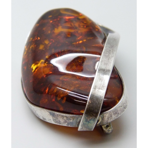 7054 - A large sterling silver amber set brooch, 34g, 6cm