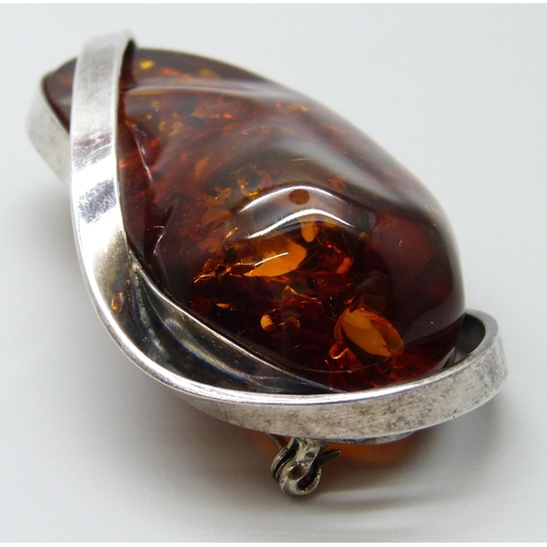 7054 - A large sterling silver amber set brooch, 34g, 6cm