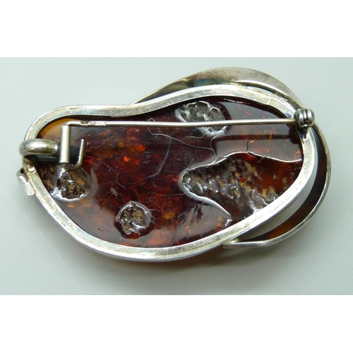 7054 - A large sterling silver amber set brooch, 34g, 6cm