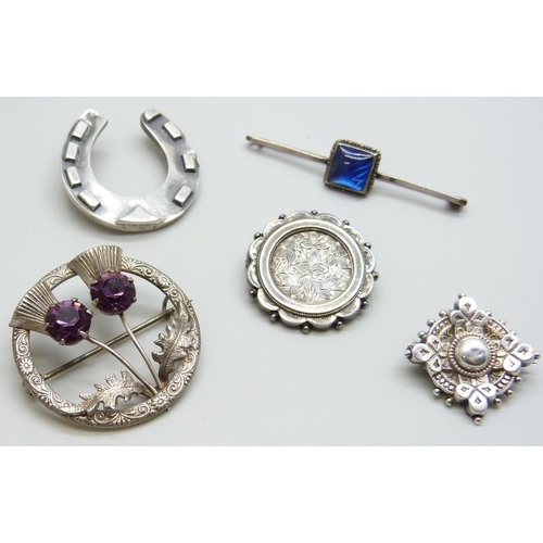 7057 - A collection of Victorian and later silver jewellery - a horseshoe brooch, a/f lacking pin, a thistl... 