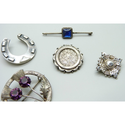 7057 - A collection of Victorian and later silver jewellery - a horseshoe brooch, a/f lacking pin, a thistl... 