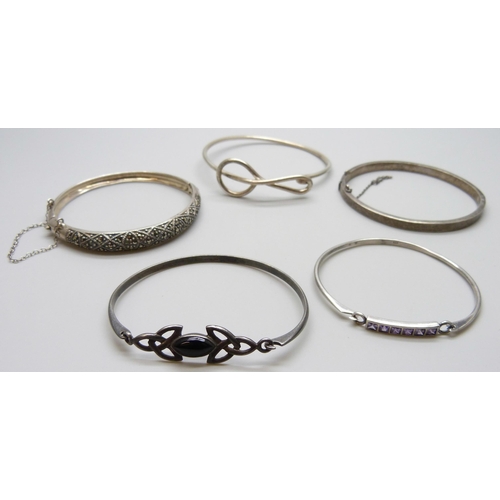 7059 - Five silver bangles, 56g