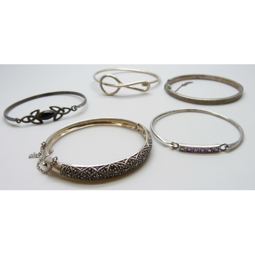 7059 - Five silver bangles, 56g