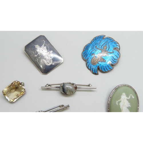 7061 - Five silver brooches including Wedgwood, and three white metal brooches, 49g