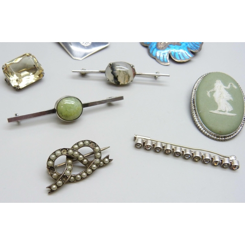 7061 - Five silver brooches including Wedgwood, and three white metal brooches, 49g