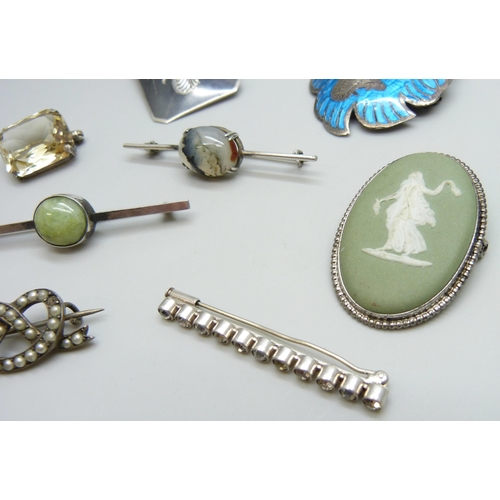 7061 - Five silver brooches including Wedgwood, and three white metal brooches, 49g