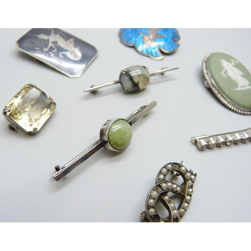 7061 - Five silver brooches including Wedgwood, and three white metal brooches, 49g