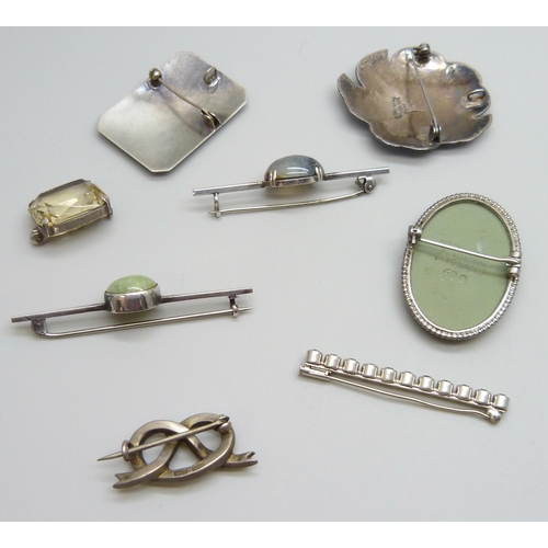 7061 - Five silver brooches including Wedgwood, and three white metal brooches, 49g