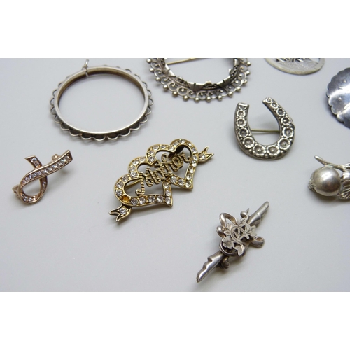 7062 - Four silver brooches, a silver pendant mount, a .900 silver plaque, 21g, two white metal brooches, 1... 