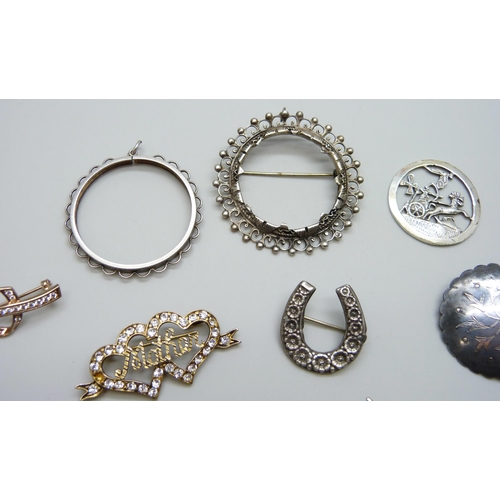 7062 - Four silver brooches, a silver pendant mount, a .900 silver plaque, 21g, two white metal brooches, 1... 