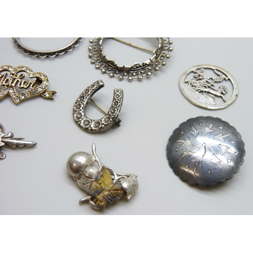 7062 - Four silver brooches, a silver pendant mount, a .900 silver plaque, 21g, two white metal brooches, 1... 