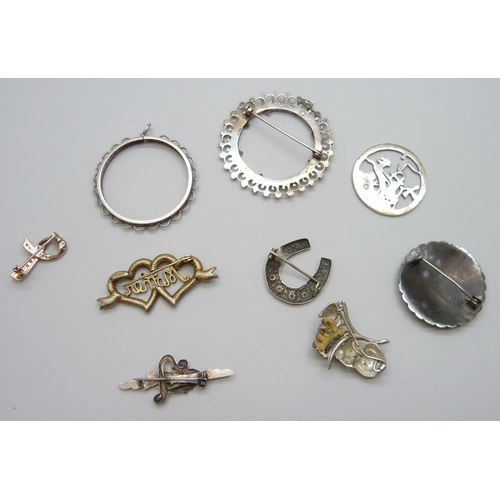 7062 - Four silver brooches, a silver pendant mount, a .900 silver plaque, 21g, two white metal brooches, 1... 