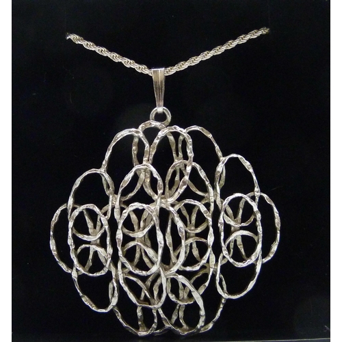 7077 - A 1970s Modernist silver pendant and chain, 16g, 6cm