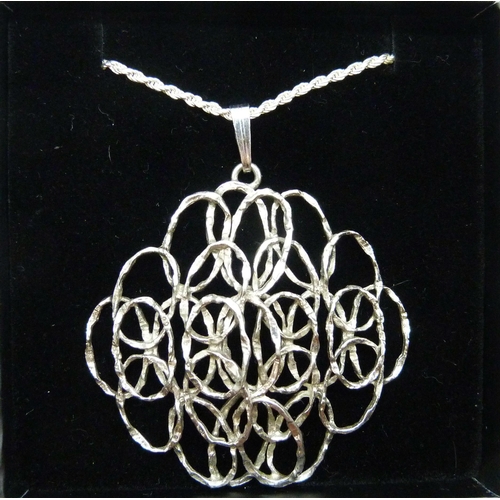 7077 - A 1970s Modernist silver pendant and chain, 16g, 6cm