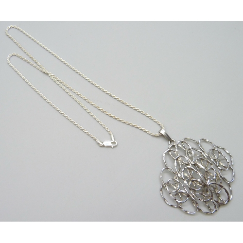 7077 - A 1970s Modernist silver pendant and chain, 16g, 6cm