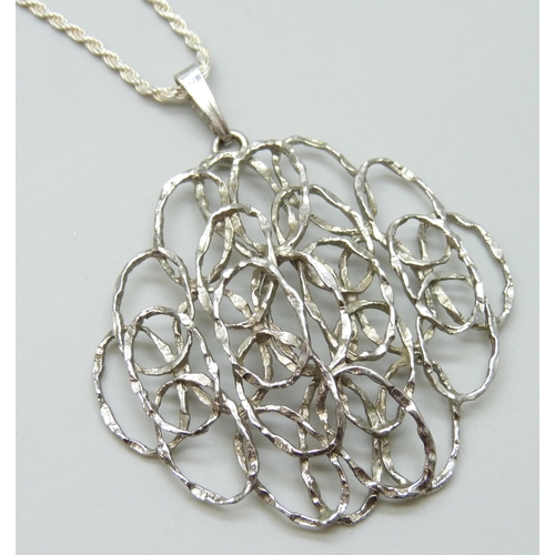 7077 - A 1970s Modernist silver pendant and chain, 16g, 6cm