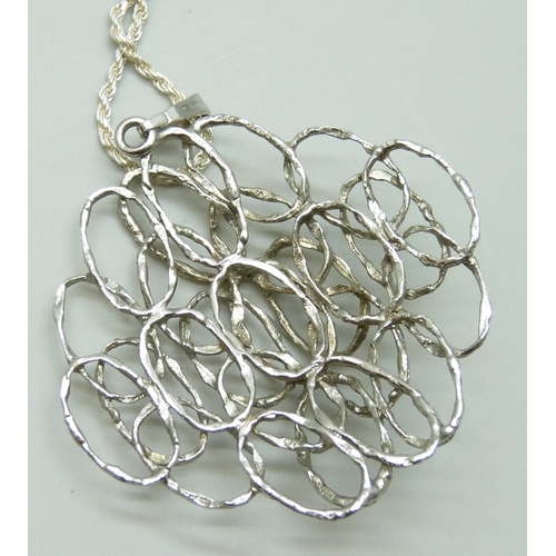 7077 - A 1970s Modernist silver pendant and chain, 16g, 6cm