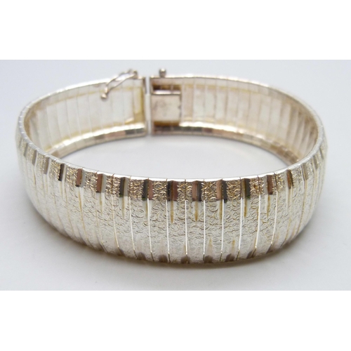 7079 - An Italian silver bracelet and a silver bangle, 50g