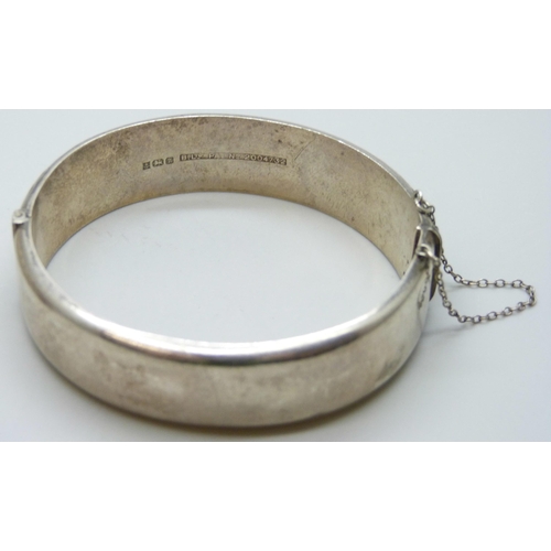 7079 - An Italian silver bracelet and a silver bangle, 50g