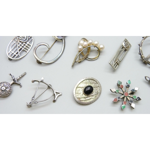 7081 - Eight silver brooches and two white metal brooches including a Vera Halusewa stone set example, 47g