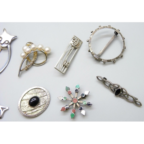 7081 - Eight silver brooches and two white metal brooches including a Vera Halusewa stone set example, 47g