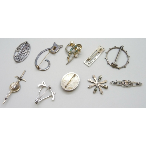 7081 - Eight silver brooches and two white metal brooches including a Vera Halusewa stone set example, 47g