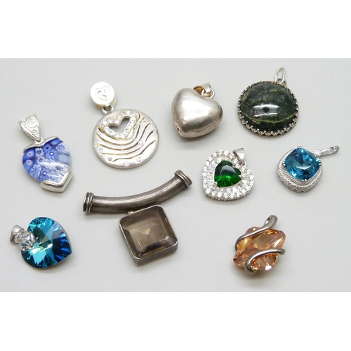 7083 - Four silver pendants, two white metal pendants, 41g, and three plated pendants