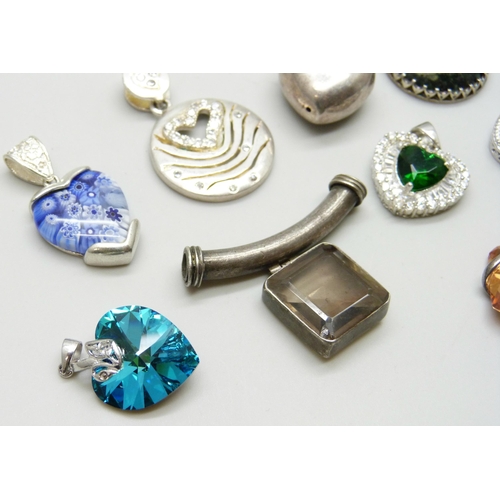 7083 - Four silver pendants, two white metal pendants, 41g, and three plated pendants