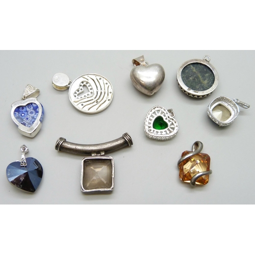 7083 - Four silver pendants, two white metal pendants, 41g, and three plated pendants