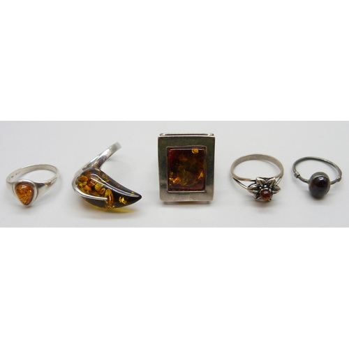 7084B - Five silver rings including amber, 23g