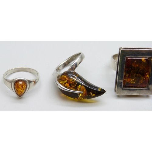 7084B - Five silver rings including amber, 23g