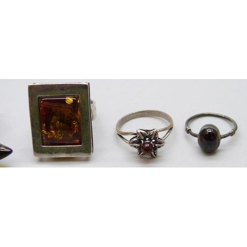 7084B - Five silver rings including amber, 23g