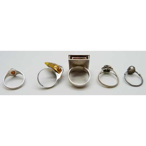 7084B - Five silver rings including amber, 23g