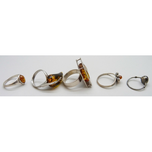 7084B - Five silver rings including amber, 23g