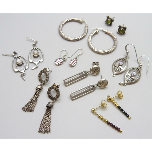 7084D - Six pairs of silver earrings and two pairs of white metal earrings, 28g