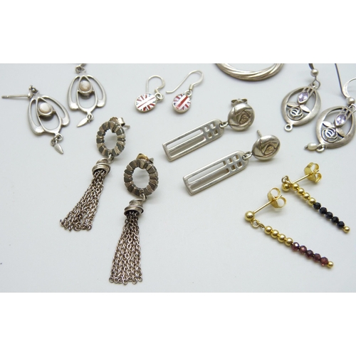 7084D - Six pairs of silver earrings and two pairs of white metal earrings, 28g