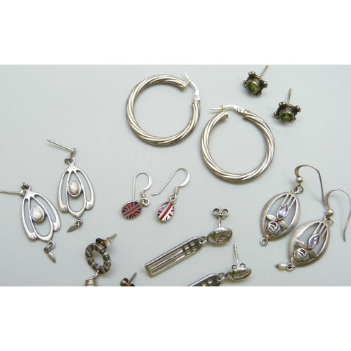 7084D - Six pairs of silver earrings and two pairs of white metal earrings, 28g