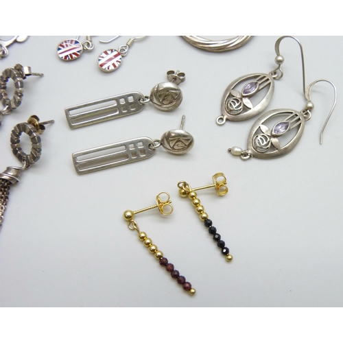 7084D - Six pairs of silver earrings and two pairs of white metal earrings, 28g