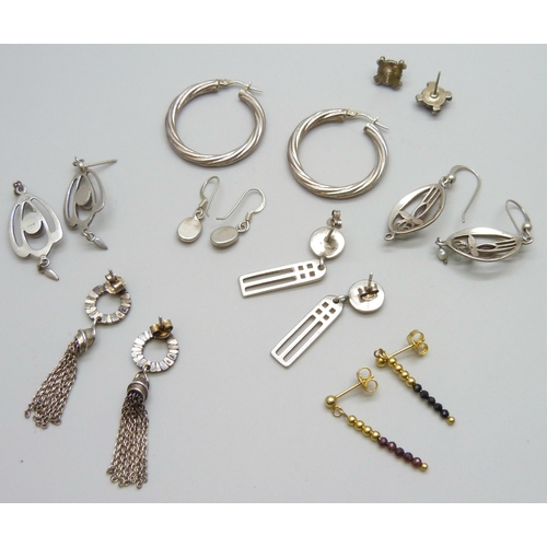 7084D - Six pairs of silver earrings and two pairs of white metal earrings, 28g