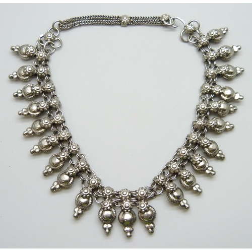 7085 - An Eastern white metal necklet, 51g