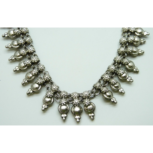 7085 - An Eastern white metal necklet, 51g